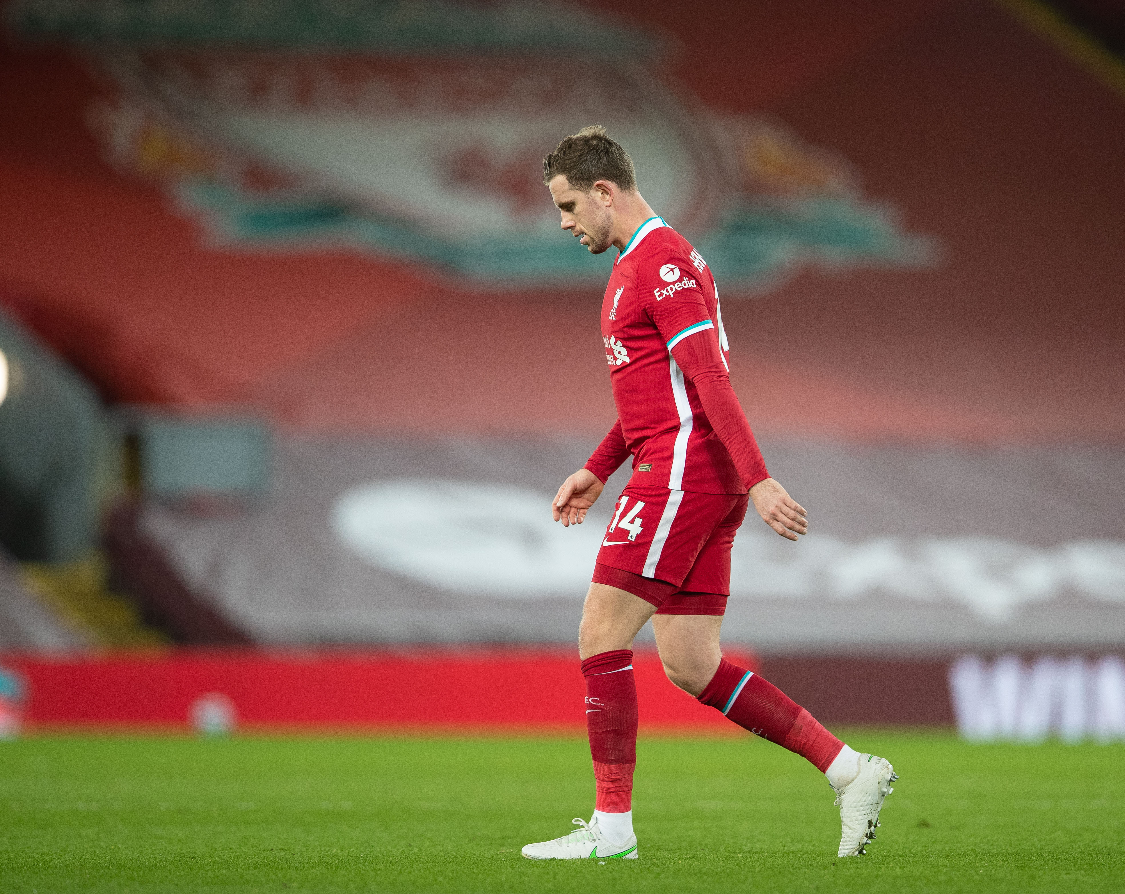 萨拉赫无缘利物浦欧冠名单，斯洛特称俱乐部必须作出回应；此前萨拉赫因未首发炮轰球队（萨拉赫落选利物浦欧冠名单，斯洛特称俱乐部须给出回应；其此前因未获首发公开抨击球队）