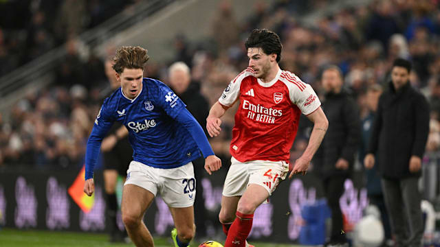 曼联英超14轮1-1战平西汉姆联，近5轮仅胜1场，阿莫林执教遇质疑，防守问题突出。（英超第14轮曼联1-1西汉姆，近5场仅一胜，阿莫林承压，防守短板明显）