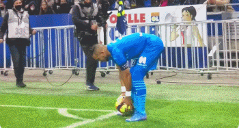 罗马诺：曼城签约18岁中卫朱马巴赫 转租给朗斯（罗马诺：曼城签下18岁中卫朱马巴赫，随后租借至朗斯）