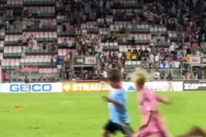 欧冠半场：罗德里戈破门，哈兰德点射，曼城暂2-1皇马（半场战报：罗德里戈先拔头筹，哈兰德点球命中，曼城暂以2-1领先皇马）