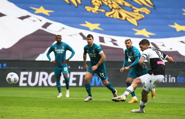 每体：巴萨有意左后卫索萨，想用桑托斯欠的290万欧锁定交易（每体：巴萨相中左后卫索萨，拟用桑托斯拖欠的290万欧敲定交易）