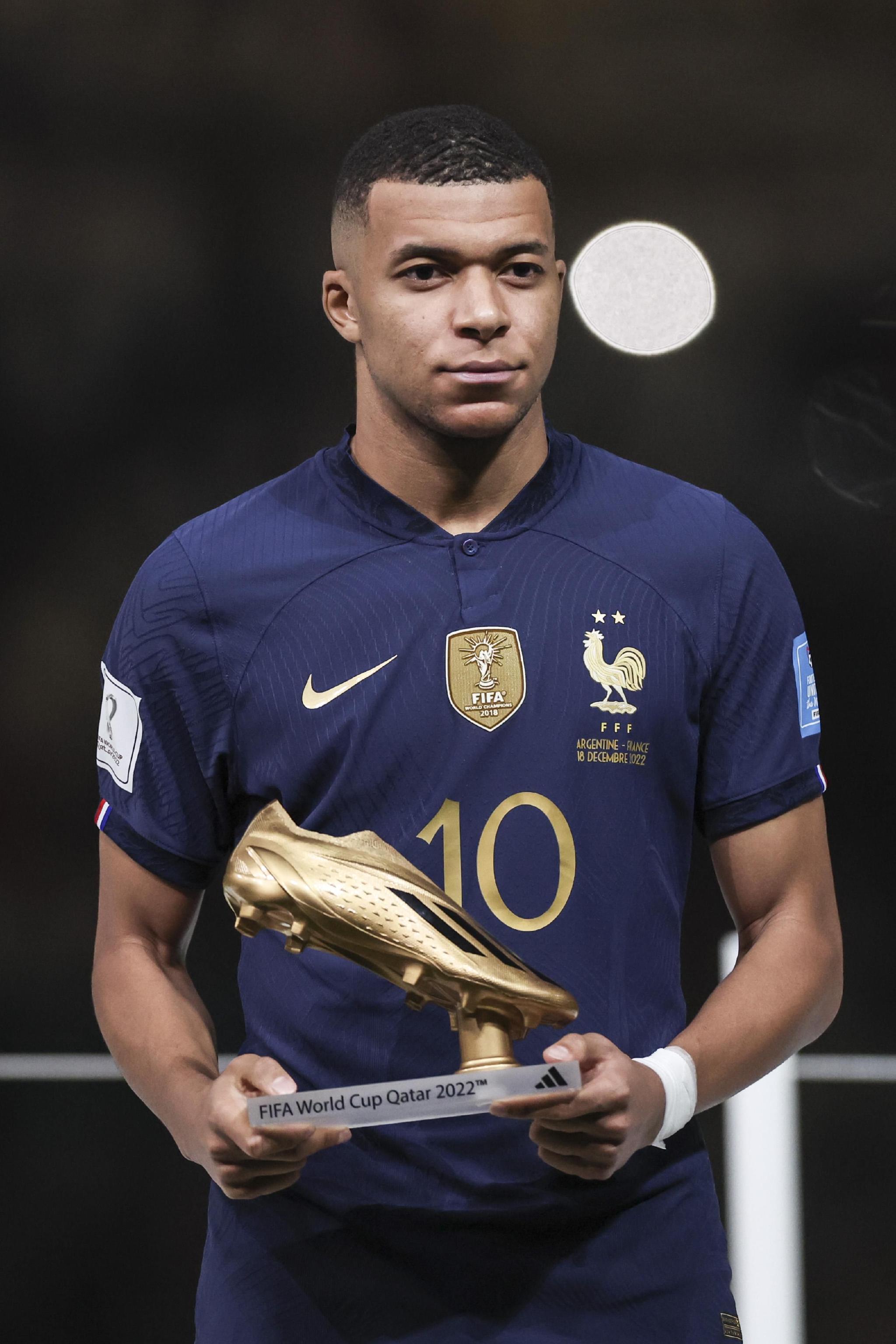 因伤无缘本场比赛，穆西亚拉在家用电视观看拜仁vs巴黎（因伤缺席本场，穆西亚拉居家电视观战拜仁对巴黎）